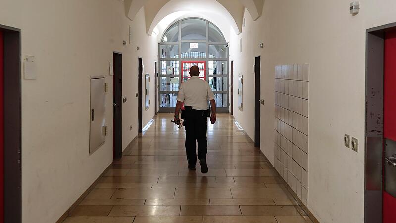 Die Unterbringungssituation in der JVA Bamberg wird teils kritisiert. Ein Neubau ist auch längst geplant, doch die Standortsuche zieht sich bereits seit vielen Jahren. Ein Ende ist derzeit nicht in Sicht.