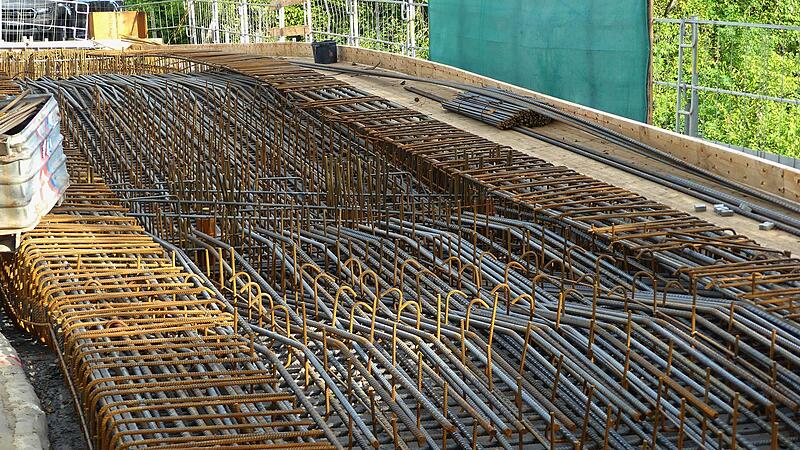 Schon Ende September kann der Verkehr wieder &uuml;ber die Bahnbr&uuml;cke bei Rottershausen rollen. Mit 30 Tonnen Last tr&auml;gt die sanierte Br&uuml;cke wesentlich schwerere Fahrzeuge als die bisherige, &uuml;ber 100 Jahre alte Br&uuml;cke.