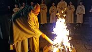 Osternacht in Schondra: Pfarrer Armin Haas entzündet die Osterkerze am Osterfeuer.