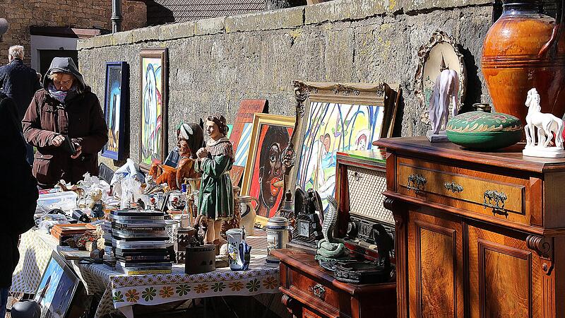 Heiligenfiguren, Gem&auml;lde, alte M&ouml;bel und alte Radios. Das Angebot auf dem Flohmarkt war riesig. Foto: Dieter Britz