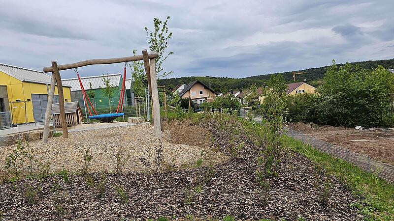 Diese Böschung an der Südseite des Kindergartens „Wunderland“ ist abschüssig und wird unten derzeit mit einem Metallzaun begrenzt.