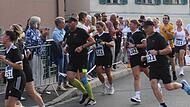Von Jubel und Anfeuerungen begleitet biegen die Athleten um die Ecken des Parcours in der Staffelsteiner Innenstadt.