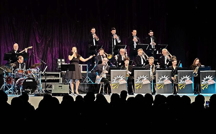 Die Big Band &bdquo;von der Rolle&ldquo; mit S&auml;ngerin Kerstin Horz.
