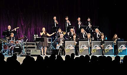 Die Big Band &bdquo;von der Rolle&ldquo; mit S&auml;ngerin Kerstin Horz.
