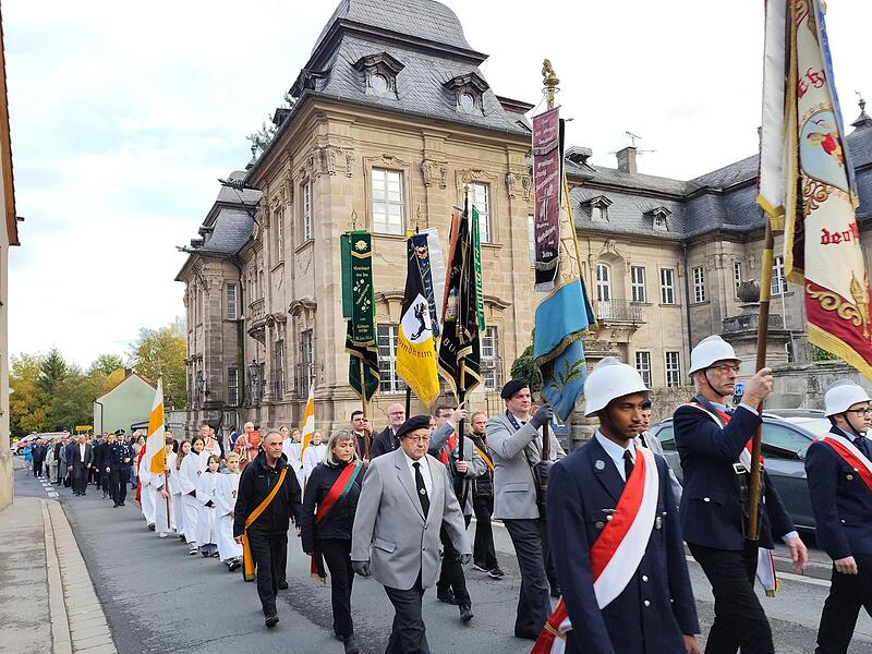 Mit Geistlichkeit, Fahnenabordnungen, Jugendblaskapelle, Garde und Ehreng&auml;sten geht es zur Kirche. Anette Schreiber