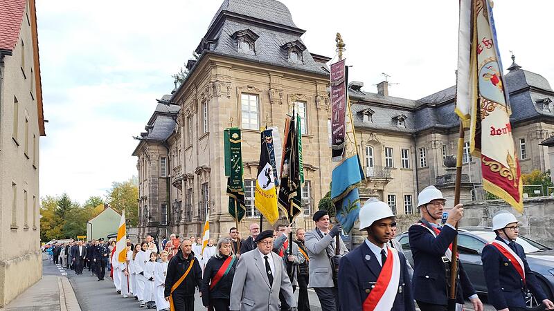 Mit Geistlichkeit, Fahnenabordnungen, Jugendblaskapelle, Garde und Ehrengästen geht es zur Kirche. Anette Schreiber Mit Geistlichkeit, Fahnenabordnungen, Jugendblaskapelle, Garde und Ehrengästen geht es zur Kirche. Anette Schreiber