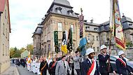 Mit Geistlichkeit, Fahnenabordnungen, Jugendblaskapelle, Garde und Ehreng&auml;sten geht es zur Kirche. Anette Schreiber