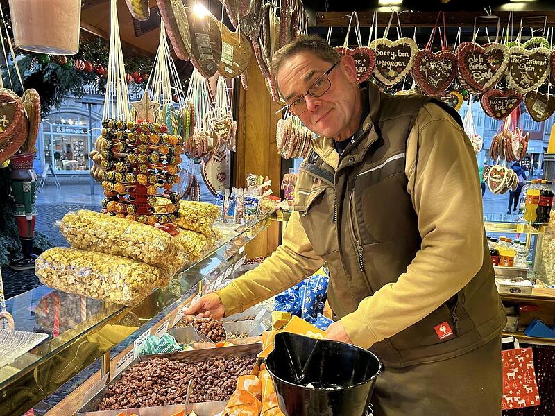 Coburger Weihnachtsmarkt 2023: Bei Matthias Thierauf im „Hexenhaus“ gibt es unter anderem 12 verschiedene Sorten gebrannte Mandeln. Coburger Weihnachtsmarkt 2023: Bei Matthias Thierauf im „Hexenhaus“ gibt es unter anderem 12 verschiedene Sorten gebrannte Mandeln.