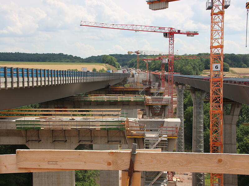Noch klafft ein gro&szlig;es Loch zwischen den beiden neuen Br&uuml;cken. L&auml;uft alles nach Plan, soll das im Herbst 2027 verschwunden sein.