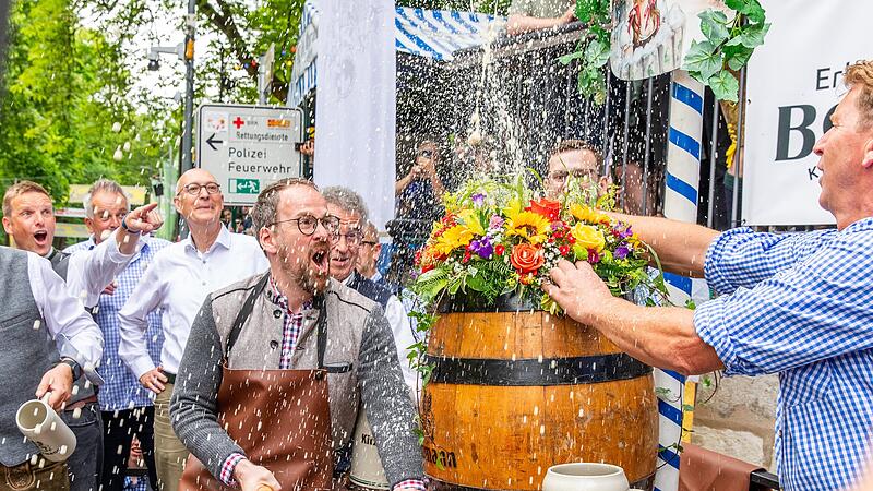 Mit einer unerwarteten Bier-Fontäne oben aus dem Fass eröffnete OB Florian Janik die Bergkirchweih 2025. Mit einer unerwarteten Bier-Fontäne oben aus dem Fass eröffnete OB Florian Janik die Bergkirchweih 2025.