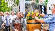 Mit einer unerwarteten Bier-Fontäne oben aus dem Fass eröffnete OB Florian Janik die Bergkirchweih 2025.