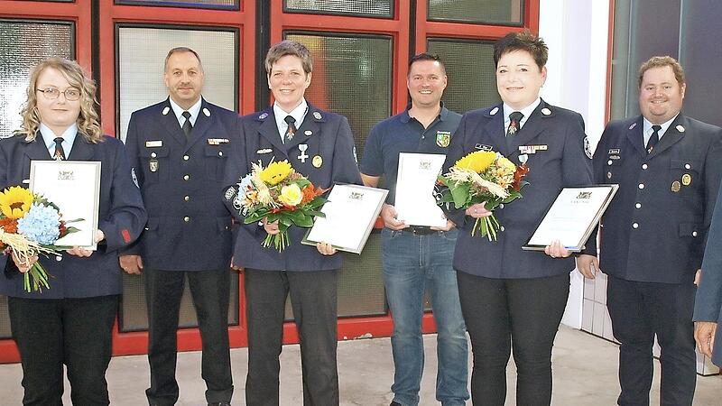 Stolz auf zusammen 100 Jahre aktiven Dienst in der Feuerwehr Steinwiesen, von links: Kreisbrandrat Joachim Ranzenberger, Bettina Klinger, Kreisbrandinspektor Frank Fischer, Kerstin Ströhlein, Christian Kremer, Kerstin May, stellvertretender Kommandant Dominic Welscher sowie Bürgermeister und stellvertretender Landrat Gerhard Wunder