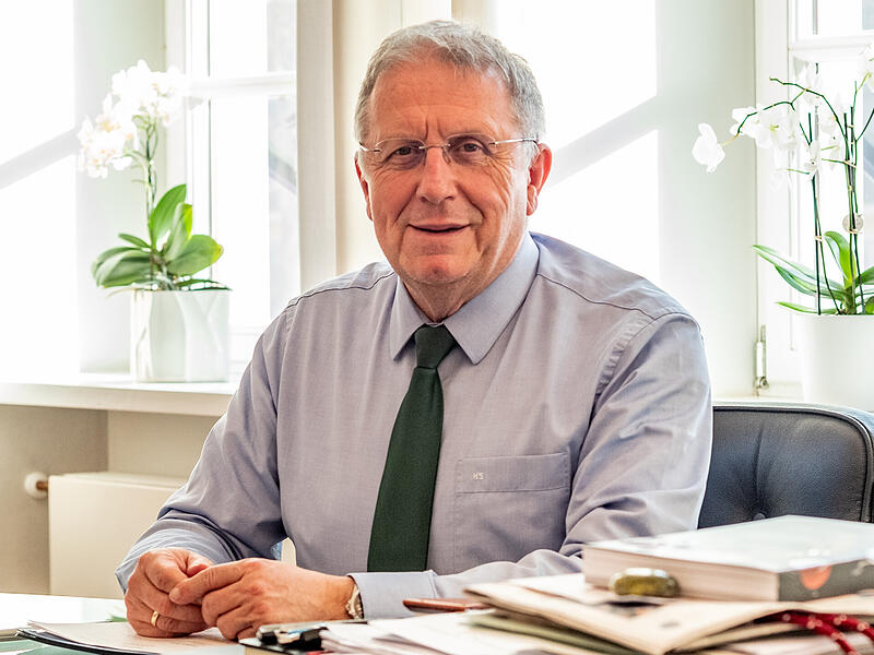 Henry Schramm in seinem B&uuml;ro: Er warnt vor den Folgen steigender Kosten im Sozialbereich.