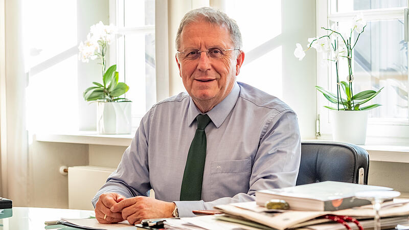 Henry Schramm in seinem B&uuml;ro: Er warnt vor den Folgen steigender Kosten im Sozialbereich.