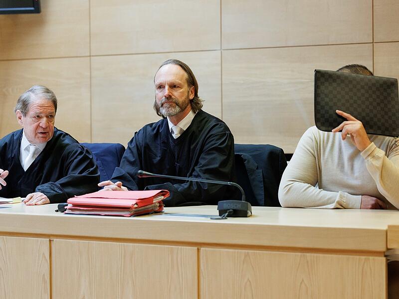 Prozess um Betrug mit Fußball-Profi als Opfer Lutz Klose (links) und Mario Prigge, die Verteidiger des Angeklagten, sitzen neben ihrem Mandanten in einem Saal vom Landgericht. In dem Prozess um Betrug mit dem Fußball-Profi Marius Wolf ist ein 41-Jähriger aus Bad Oeynhausen angeklagt. Er soll den heutigen Spieler von Borussia Dortmund um 1,4 Millionen Euro betrogen haben.