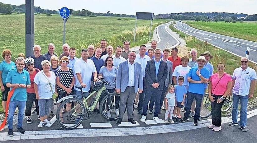 Die B&uuml;rgermeister Hirschaid und Frensdorf sowie die jeweiligen Marktgemeinder&auml;te er&ouml;ffneten den neuen Radweg.