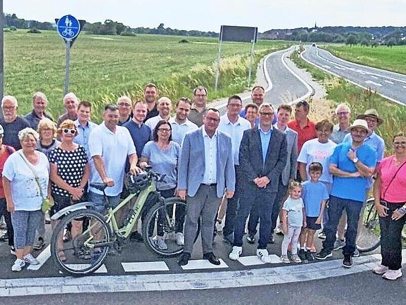 Die B&uuml;rgermeister Hirschaid und Frensdorf sowie die jeweiligen Marktgemeinder&auml;te er&ouml;ffneten den neuen Radweg.