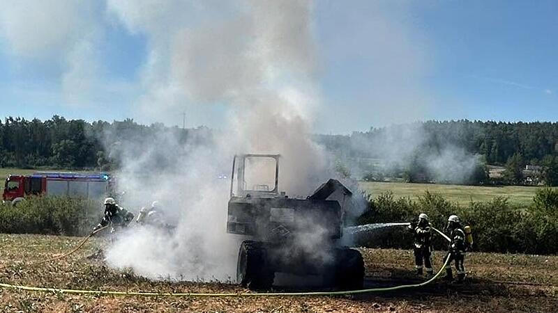 Schlüsselfeld: Arbeiter merkt Dampf - plötzlich steht Bagger in Flammen Schlüsselfeld: Arbeiter merkt Dampf - plötzlich steht Bagger in Flammen