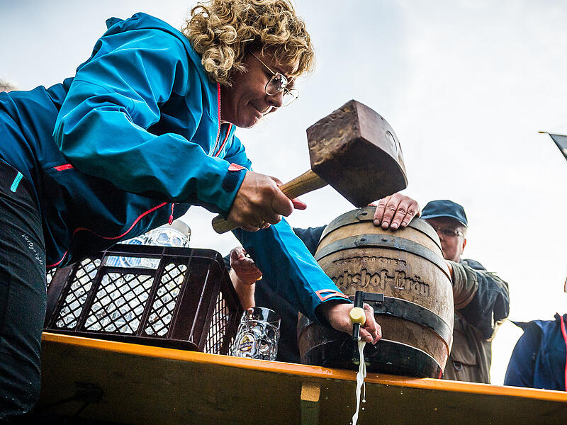 Kirchehrenbachs B&uuml;rgermeisterin Anja Gebhardt beim Bieranstich am Walberlafest 2023