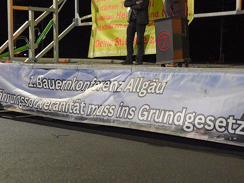 Bauernstreik vor Lidl: Landwirte protestieren gegen niedrige Milch- und ButterpreiseStreik Landwirte Lidl 2025
