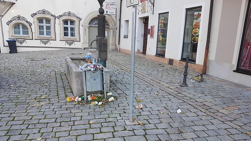 Der überquellende Müll verschandelt das Ortsbild. Abfall wird zum Teil einfach neben gefüllte Eimer gestellt. Es gibt dabei „neuralgische Punkte“, erklärt der Bund Naturschutz.Forchheim & Fränkische Schweiz Der überquellende Müll verschandelt das Ortsbild. Abfall wird zum Teil einfach neben gefüllte Eimer gestellt. Es gibt dabei „neuralgische Punkte“, erklärt der Bund Naturschutz.Forchheim & Fränkische Schweiz