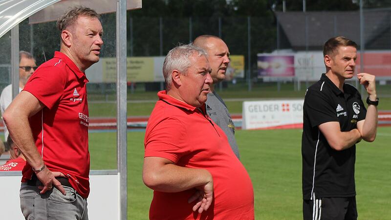 Christian Tremel (links) zieht ab sofort als Sportlicher Leiter die Fäden bei den Vestekickern. Rechts Landesligatrainer Lars Müller, im Vordergrund Betreuer Henry Knie und dahinter Co-Trainer David Reich