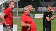 Christian Tremel (links) zieht ab sofort als Sportlicher Leiter die Fäden bei den Vestekickern. Rechts Landesligatrainer Lars Müller, im Vordergrund Betreuer Henry Knie und dahinter Co-Trainer David Reich