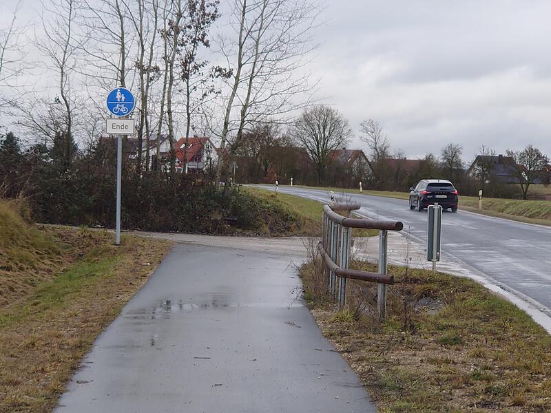 Der von der neuen Autobahnbrücke kommende Radweg nach Neuhaus (im Hintergrund) soll im kommenden Jahr bis in den Ort hinein fertiggestellt werden. Der von der neuen Autobahnbrücke kommende Radweg nach Neuhaus (im Hintergrund) soll im kommenden Jahr bis in den Ort hinein fertiggestellt werden.