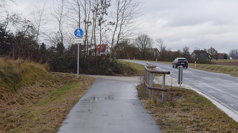 Der von der neuen Autobahnbr&uuml;cke kommende Radweg nach Neuhaus (im Hintergrund) soll im kommenden Jahr bis in den Ort hinein fertiggestellt werden.