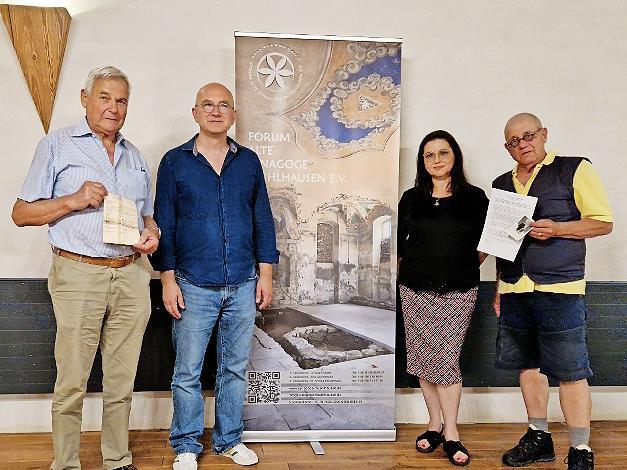 Die Übergabe des Dokuments und des Fotos (v. l.): Otto Pröls mit dem Reisepass, Christian Plätzer (Vorsitzender des Vereins), Irina Gerschmann (Zweite Vorsitzende), Christof Eberstadt mit der Fotografie von Albert Schloß und Ralf Kriegel.
