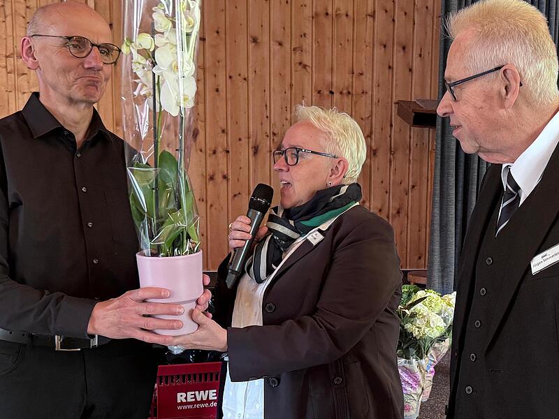 Pfarrer Helmut Hetzel, Vorsitzende Anne Rudel und Ehrenvorsitzender Jürgen Simmerlein. Pfarrer Helmut Hetzel, Vorsitzende Anne Rudel und Ehrenvorsitzender Jürgen Simmerlein.