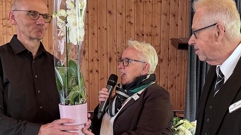 Pfarrer Helmut Hetzel, Vorsitzende Anne Rudel und Ehrenvorsitzender J&uuml;rgen Simmerlein.