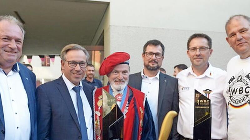 Ehre, wem Ehre geb&uuml;hrt; Walter Nussel (v.l.), Alexander Tritthart, Georg Forster, Markus Protze, J&uuml;rgen Reck und Thomas Fischer feierten den Sieg.