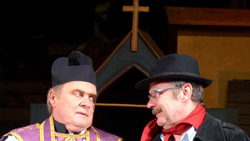 Unvergessen ist Siegfried Küsperts Rolle 2016 als Bürgermeister Peppone (rechts), der Gegenspieler von Don Camillo (Werner Eberhardt). Unvergessen ist Siegfried Küsperts Rolle 2016 als Bürgermeister Peppone (rechts), der Gegenspieler von Don Camillo (Werner Eberhardt).