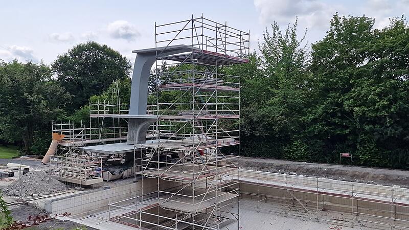 Der 10-Meter-Sprungturm wird denkmalgerecht saniert.