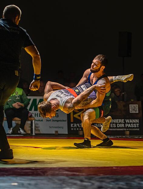 Der Lichtenfelser Abu Amaev (rechts) hebt den Auer Marco Stoll in der 71-Kilo-Klasse an und setzt zum Wurf an. Am Ende gewann der Bulgare im Eagles-Trikot mit 8:1 nach Punkten. Der Lichtenfelser Abu Amaev (rechts) hebt den Auer Marco Stoll in der 71-Kilo-Klasse an und setzt zum Wurf an. Am Ende gewann der Bulgare im Eagles-Trikot mit 8:1 nach Punkten.