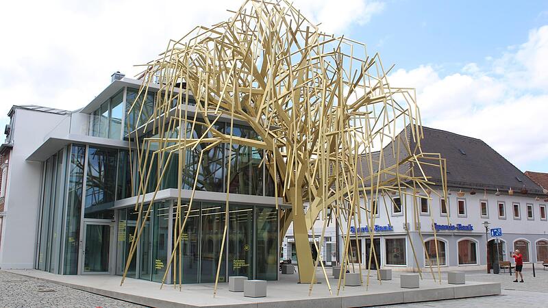 Blickfang auf dem Lichtenfelser Marktplatz: das &bdquo;Archiv der Zukunft&ldquo;, eine Begegnungsst&auml;tte zum Diskutieren.