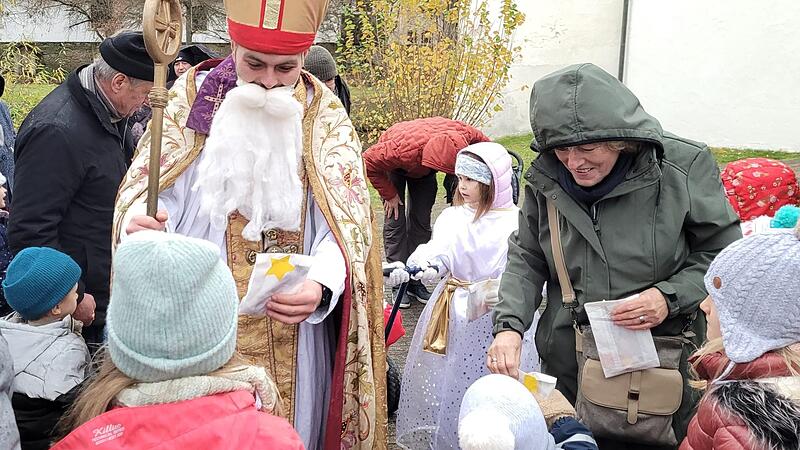 Der Nikolaus (Max Geier) verteilte Süßigkeiten an die Kinder. Der Nikolaus (Max Geier) verteilte Süßigkeiten an die Kinder.