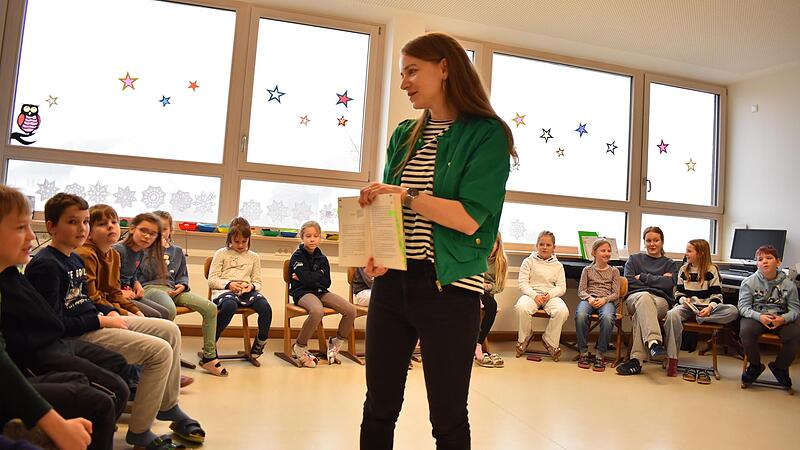 Maja Konrad macht die Sch&uuml;lerinnen und Sch&uuml;ler mit dem Schauplatz ihres Romanes vertraut.Forchheim & Fr&auml;nkische Schweiz