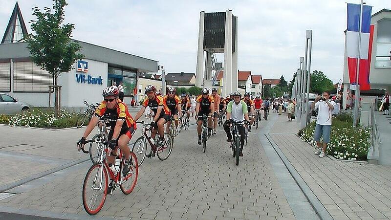 Die Euro-Biker sind wieder auf Tour, genau am selben Datum und zur selben Uhrzeit wie vor 20 Jahren bei ihrer ersten Tour in die Normandie. Diesmal geht es über Umwege nach Würzburg. Die Euro-Biker sind wieder auf Tour, genau am selben Datum und zur selben Uhrzeit wie vor 20 Jahren bei ihrer ersten Tour in die Normandie. Diesmal geht es über Umwege nach Würzburg.