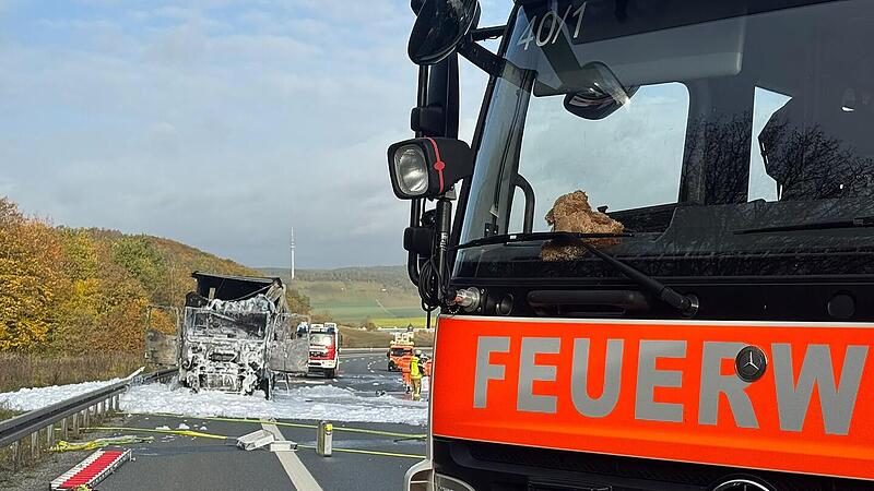 Lkw brennt auf A7 – Wasserkapazität vor Ort reicht nicht zum Löschen Lkw brennt auf A7 – Wasserkapazität vor Ort reicht nicht zum Löschen