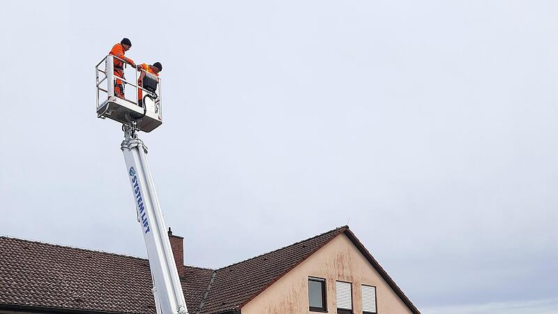 Hubbühnenschulung am Feuerwehrhaus Hetzlos im Rahmen der Bauhofkooperation.