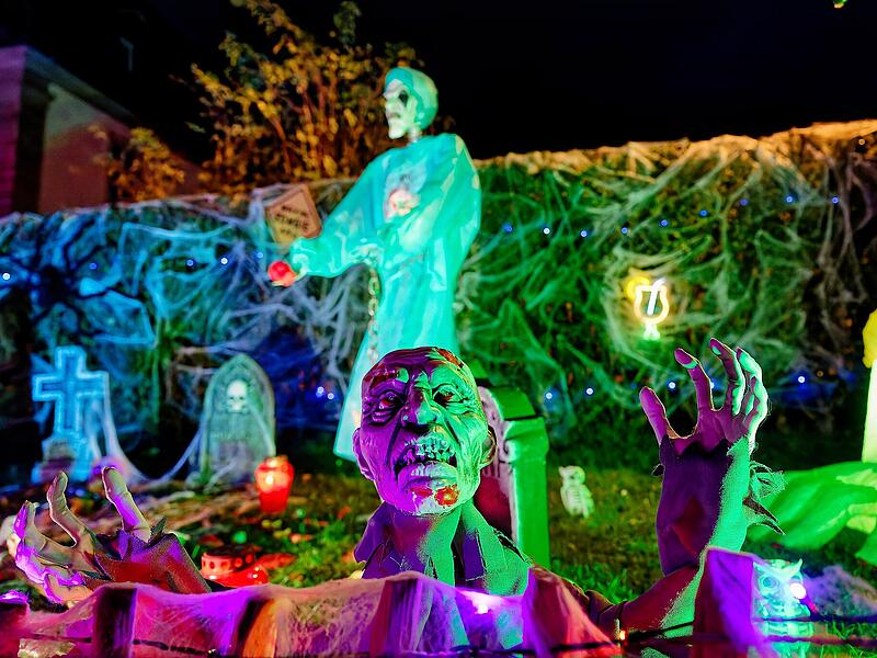 Halloween-Haus Geisfeld Bamberg 2026Halloween-Haus Geisfeld Bamberg 2026 Das Halloween-Haus der Familie Hösch in Geisfeld (Landkreis Bamberg) verwandelt sich wieder in eine Grusellandschaft. Für Samstag werden mehr als 1000 Besucher erwartet.