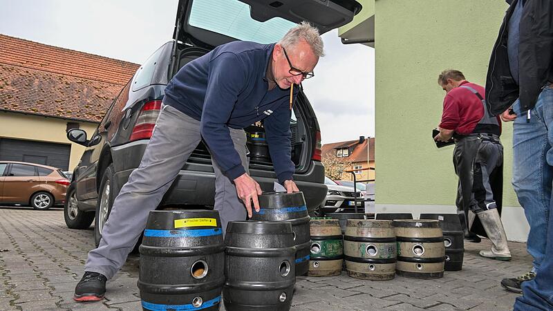 Sie bringen ihre eigenen Fässer zur Brauerei, lassen sie befüllen und das Bier zuhause reifen – in Stiebarlimbach haben die sogenannten Hausbrauer noch eine Anlaufstation.Forchheim & Fränkische Schweiz Sie bringen ihre eigenen Fässer zur Brauerei, lassen sie befüllen und das Bier zuhause reifen – in Stiebarlimbach haben die sogenannten Hausbrauer noch eine Anlaufstation.Forchheim & Fränkische Schweiz