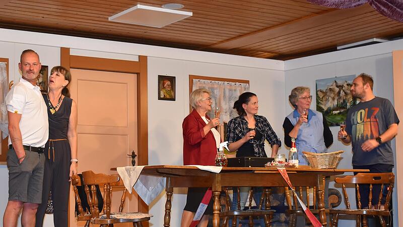 Szene aus dem Theaterstück mit (von links) Heiko Dünisch, Rosi Neder-Fenn, Sonja Herterich, Luise Lippert, Cordula Krauß und Florian Hahn. Szene aus dem Theaterstück mit (von links) Heiko Dünisch, Rosi Neder-Fenn, Sonja Herterich, Luise Lippert, Cordula Krauß und Florian Hahn.