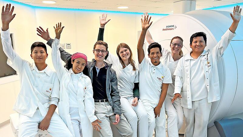 Fünf Wochen lang schulte Oberärztin Dr. Christine Hauer (Zweite v. r.) gemeinsam mit ihrem Team Frederic Balling (Dritter v. l.) und Laura Schwarzfärber (Mitte) im Sommer 2025 das ärztliche Personal und die peruanischen Mitarbeitenden des Hospital...