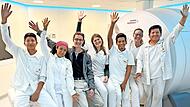 Fünf Wochen lang schulte Oberärztin Dr. Christine Hauer (Zweite v. r.) gemeinsam mit ihrem Team Frederic Balling (Dritter v. l.) und Laura Schwarzfärber (Mitte) im Sommer 2025 das ärztliche Personal und die peruanischen Mitarbeitenden des Hospital...