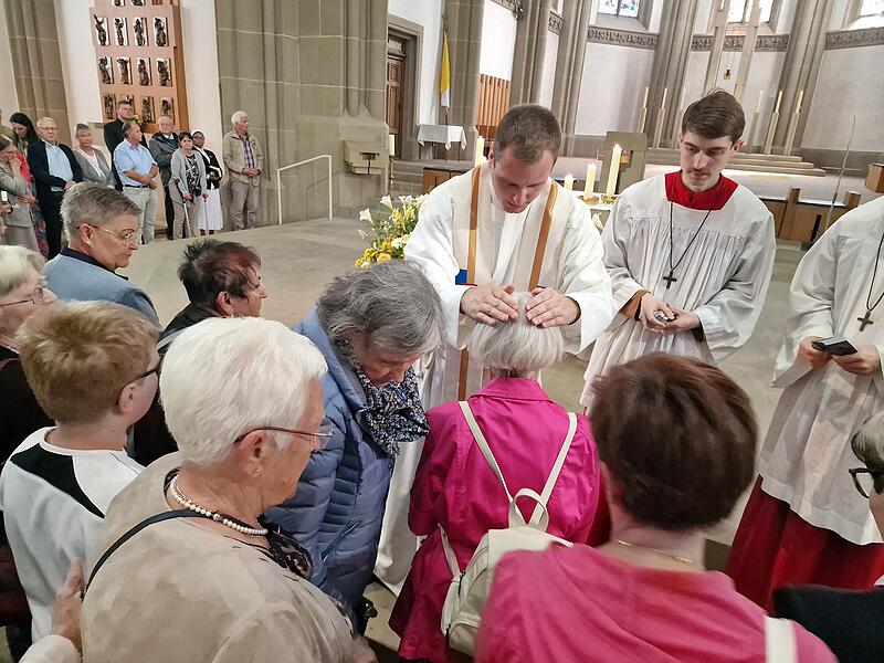 Geduldig ging Benedict Dürrlauf von Mensch zu Mensch und sprach den Segen Gottes zu. Geduldig ging Benedict Dürrlauf von Mensch zu Mensch und sprach den Segen Gottes zu.