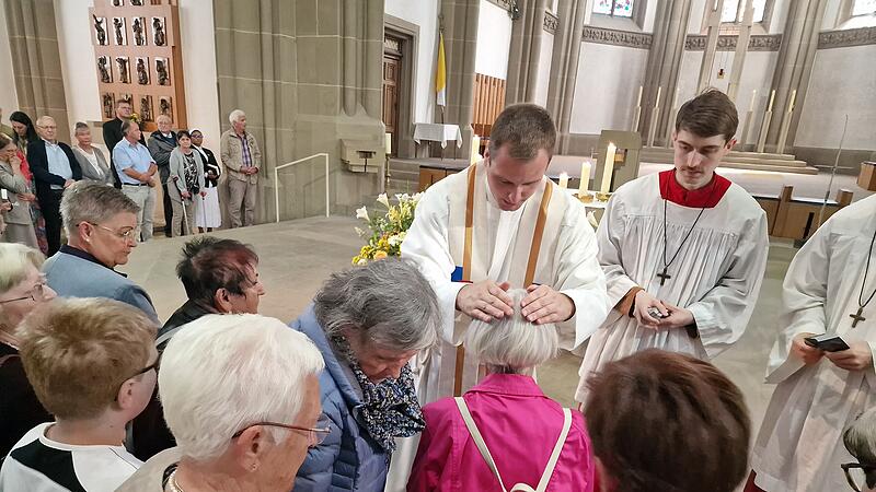 Geduldig ging Benedict D&uuml;rrlauf von Mensch zu Mensch und sprach den Segen Gottes zu.