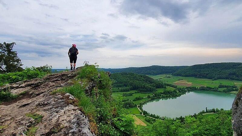 BR-Redakteurin Christine Fischer unterwegs auf dem "Fr&auml;nkische Alb Panoramaweg" am Happurger Stausee.